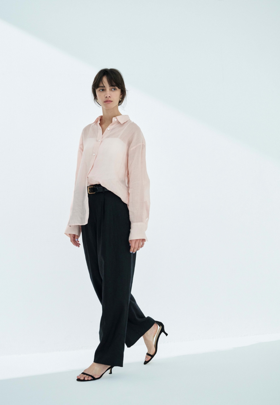 ピンクのシアーシャツ・ブラックの【フレンチリネン】ストレートパンツを着用した女性--3