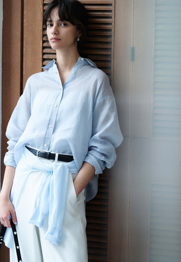 サックスブルーのシアーシャツ・ホワイトの【リュクスリネン】ラップトラウザーパンツ・ブラックのバッグを着用した女性--1