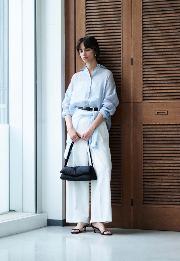 サックスブルーのシアーシャツ・ホワイトの【リュクスリネン】ラップトラウザーパンツ・ブラックのバッグを着用した女性--3