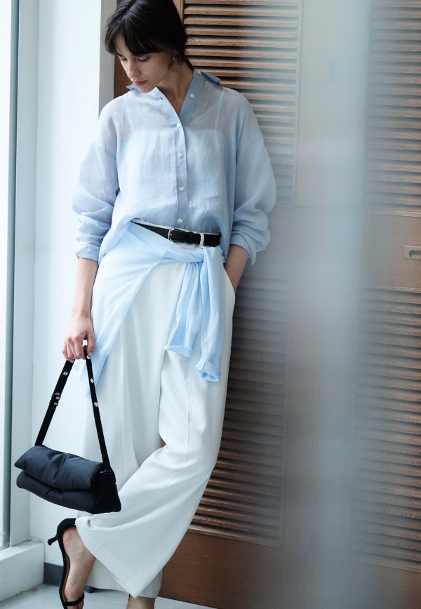 サックスブルーのシアーシャツ・ホワイトの【リュクスリネン】ラップトラウザーパンツ・ブラックのバッグを着用した女性--4