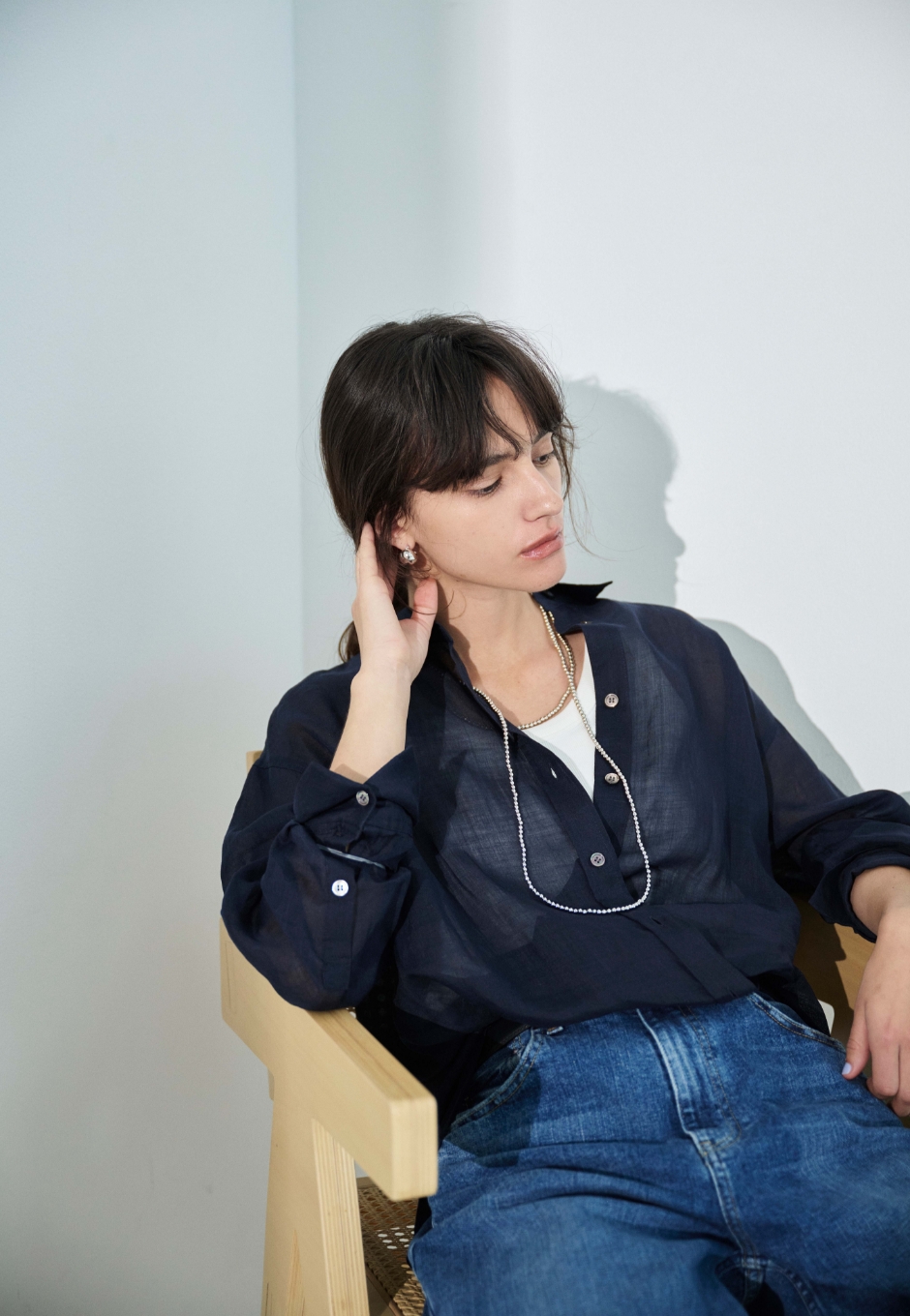 ネイビーのシアーシャツ・ブルーの【RED CARD】Montanaを着用した女性--1