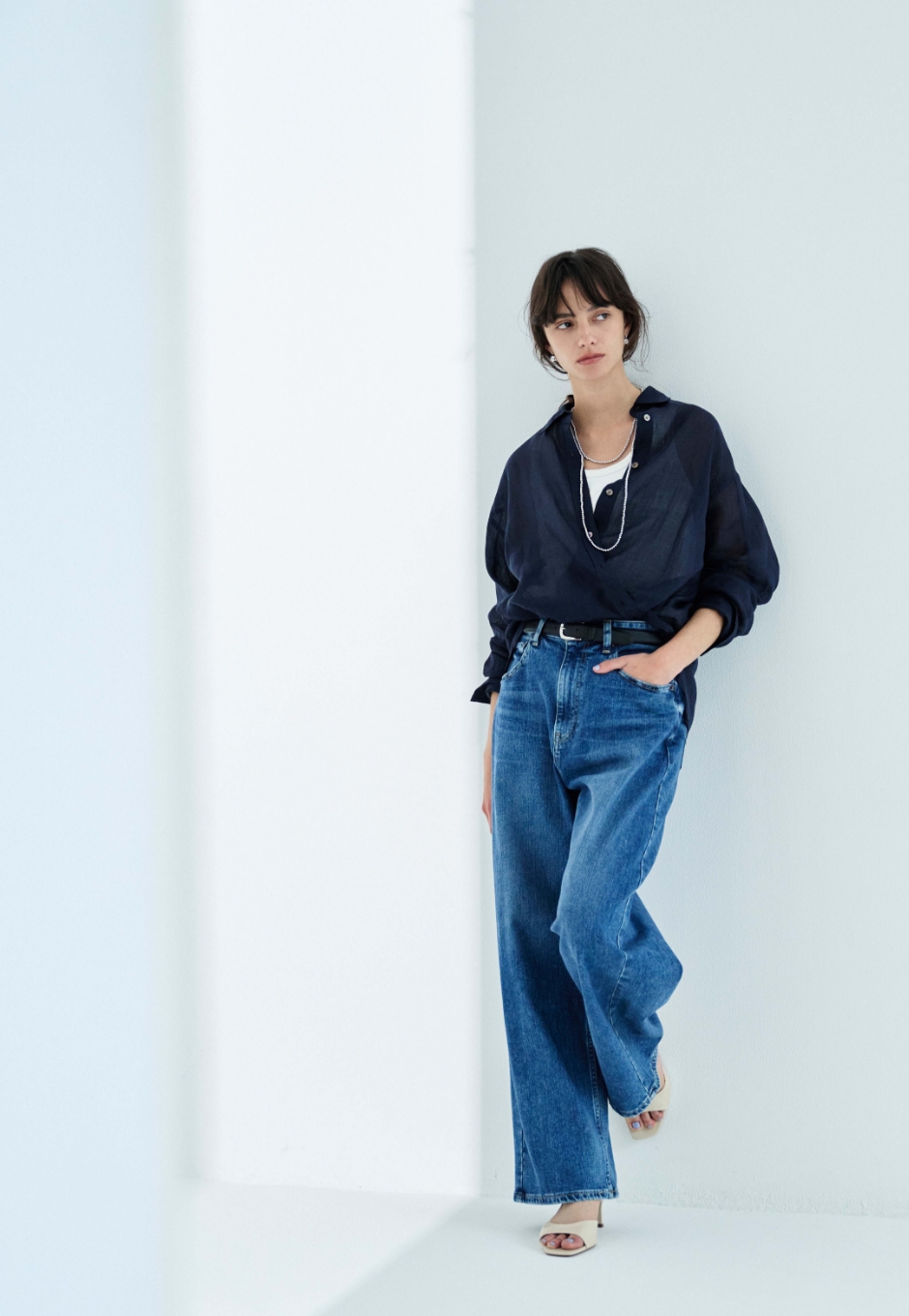 ネイビーのシアーシャツ・ブルーの【RED CARD】Montanaを着用した女性--2