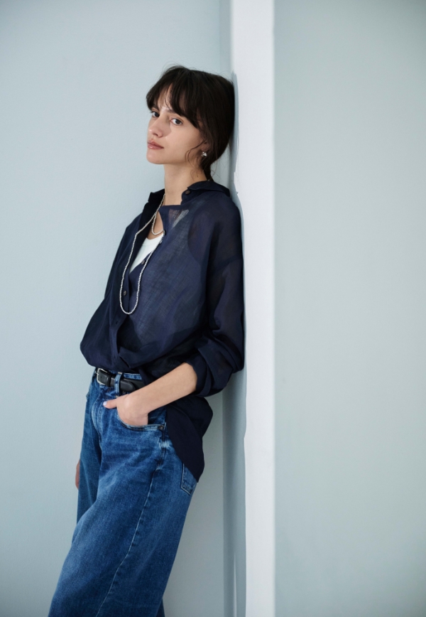 ネイビーのシアーシャツ・ブルーの【RED CARD】Montanaを着用した女性--3