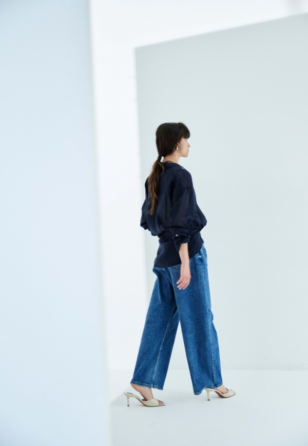 ネイビーのシアーシャツ・ブルーの【RED CARD】Montanaを着用した女性--4