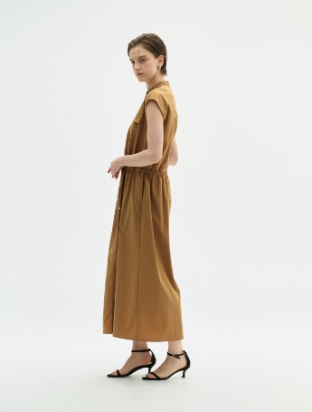 キャメル色のナイロンタスランサファリワンピース【AIRY MOTION】を着用した女性の横姿