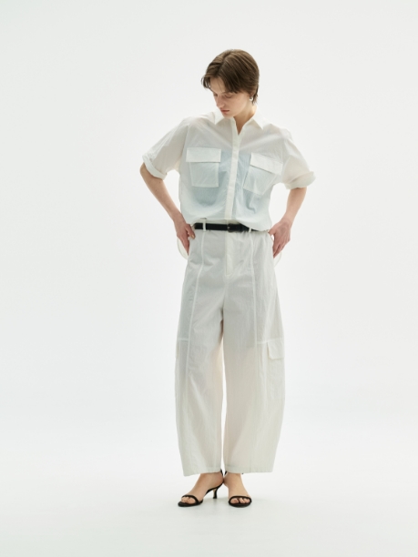 ナイロンタスランドルマンシャツ【AIRY MOTION】、ナイロンタスランボリュームカーゴパンツ【AIRY MOTION】を着用した女性