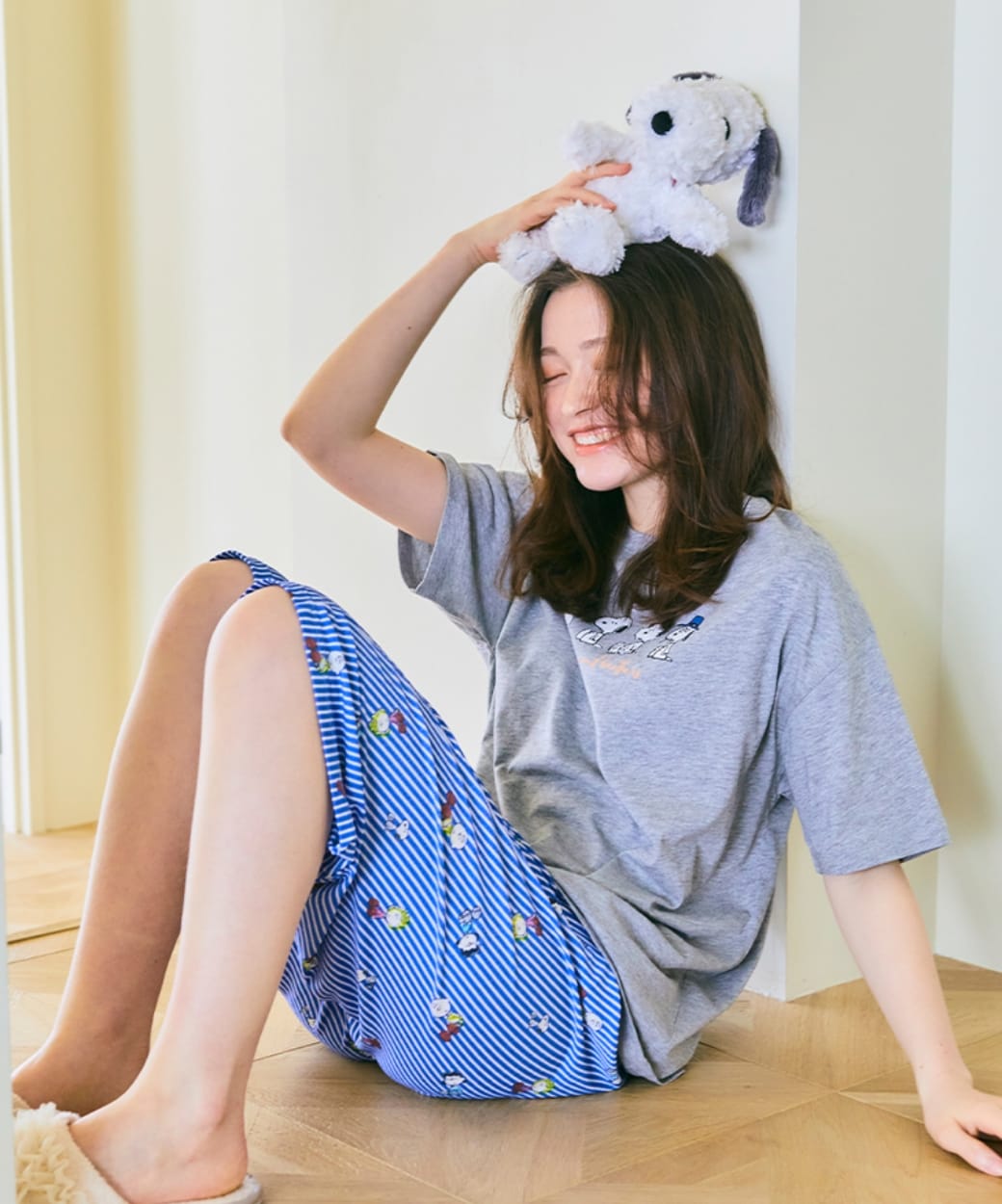 ひんやり総柄ハーフパンツを着用している女性モデルの画像01