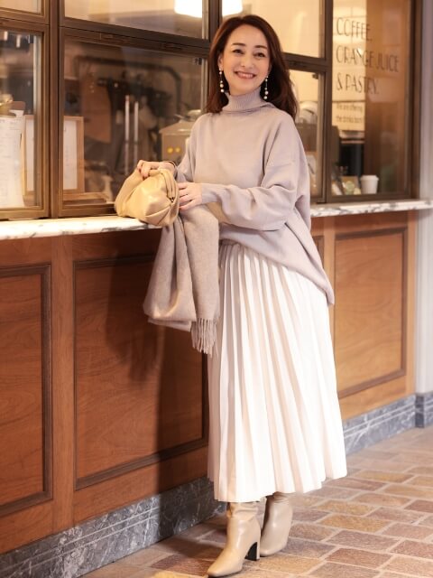 Style04 バックスリットプルオーバー(Ｌグレー),スエードプリーツスカート（オフ）を着用した柴田 弘美さんの写真03