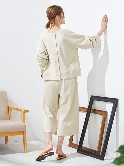 ベージュの前後2WAYプルオーバーを着用している女性の写真4