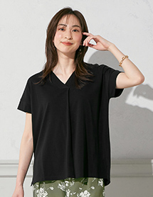 VネックTシャツを使用したコーディネートイメージ1