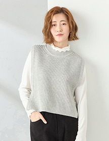 ハイネックTシャツ（アイボリー）の着用イメージ
