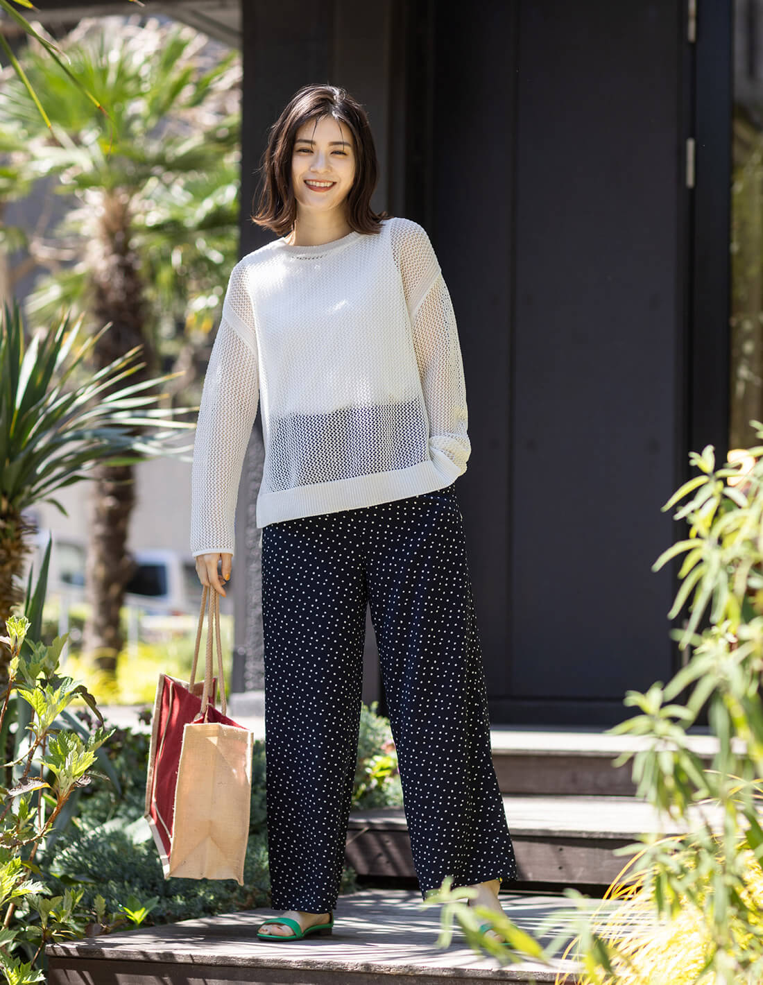 メッシュニットプルオーバー,タンクトップ,ドットプリントパンツ,パイピングトートバッグを着用した女性の画像02