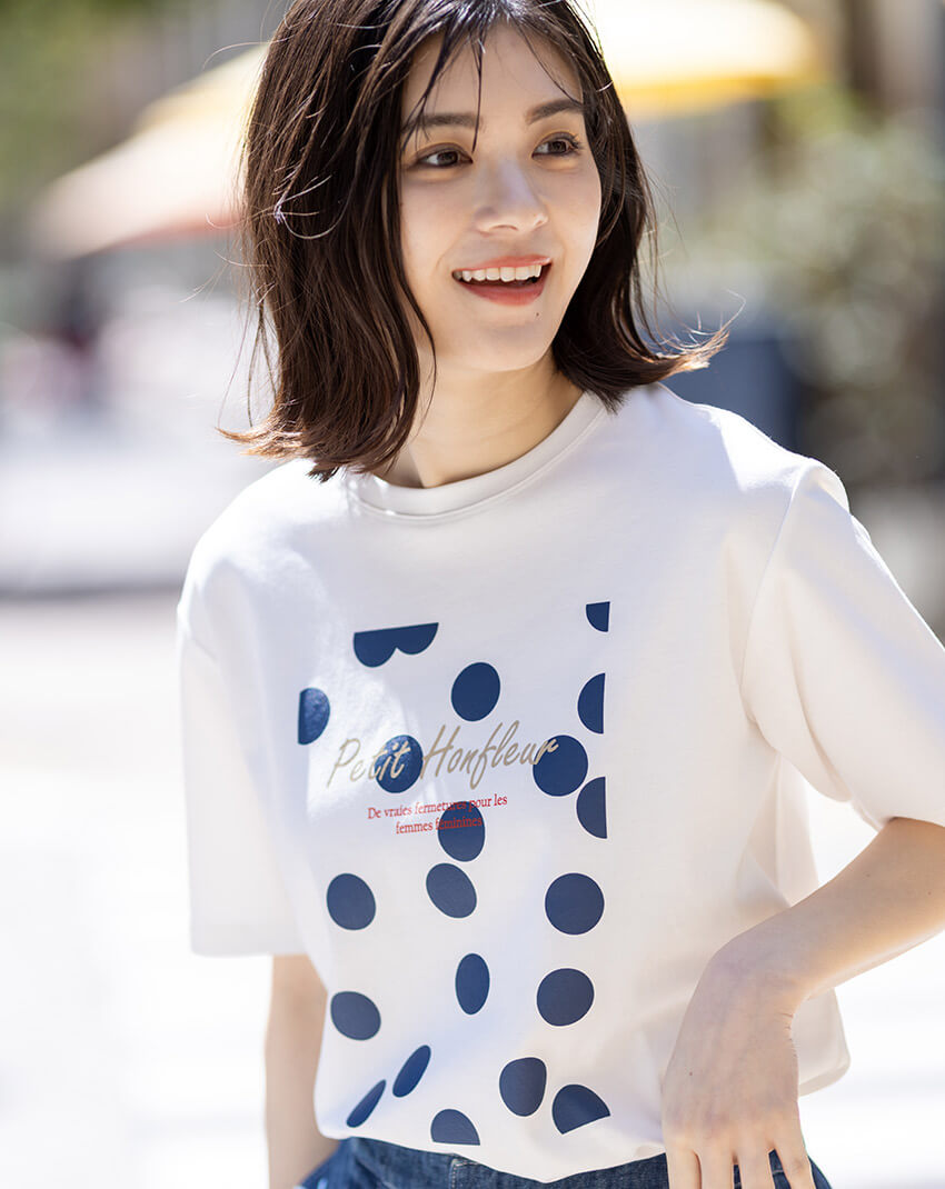 ドットプリントTシャツ,マリンデニムパンツを着用した女性の画像01
