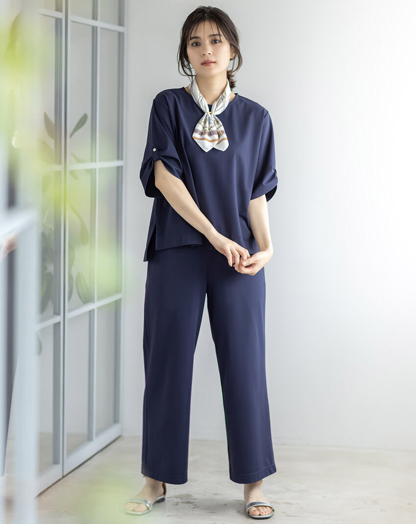 カノコプルオーバー,カノコワイドパンツ,【接触冷感】スカーフを着用した女性の画像01