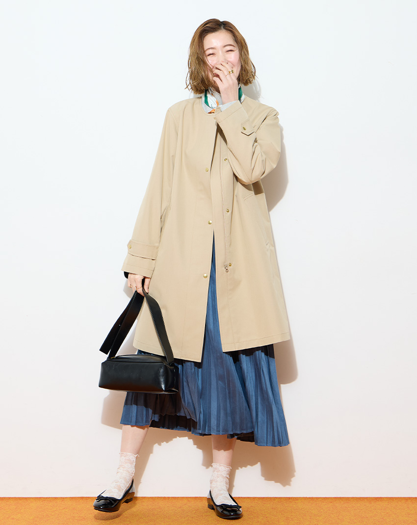 ITEM3 ノーカラーロングコート&メロークシュネックTを着用した女性 01