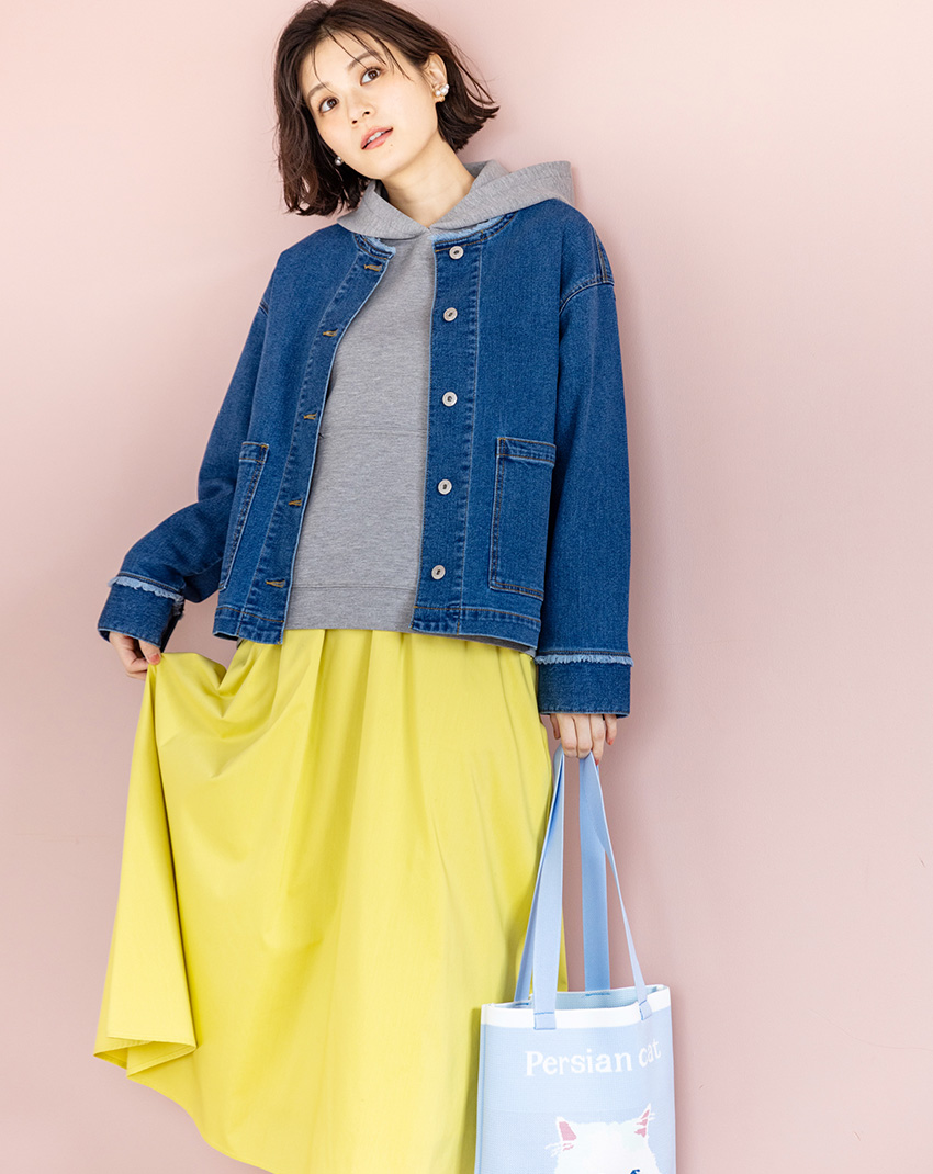 Denim jacketを着用した女性