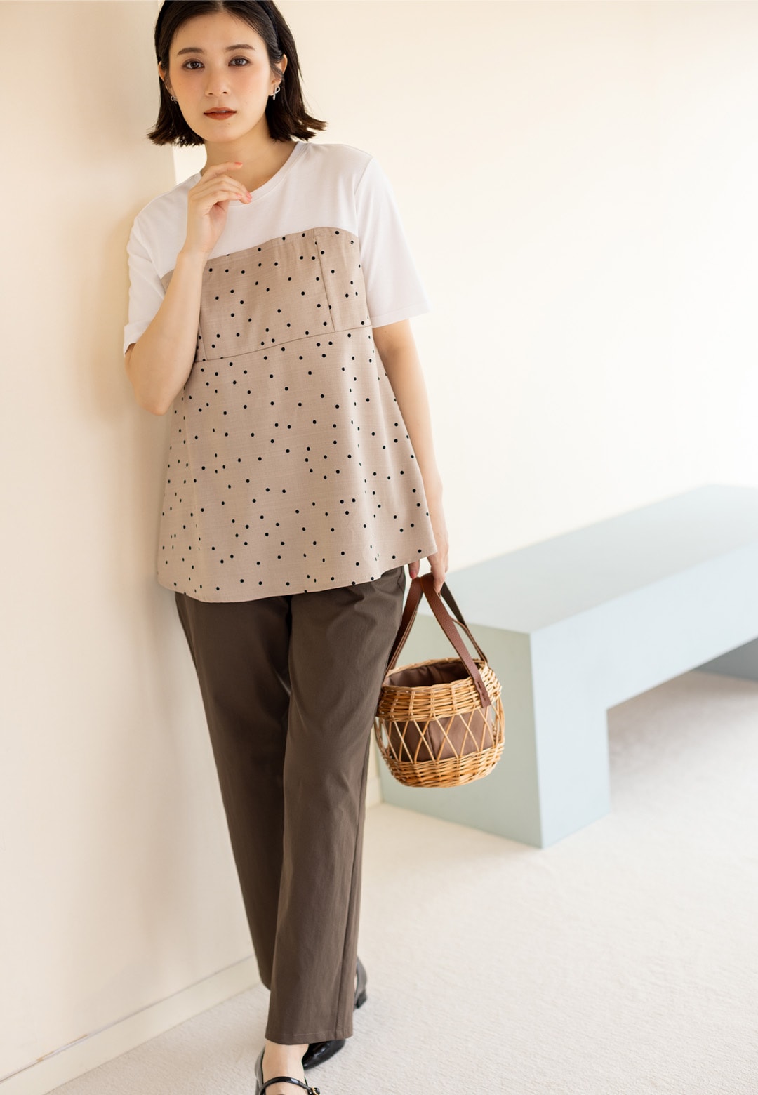 ビスチェレイヤード風Tシャツとストレッチストレートパンツを着用した女性１