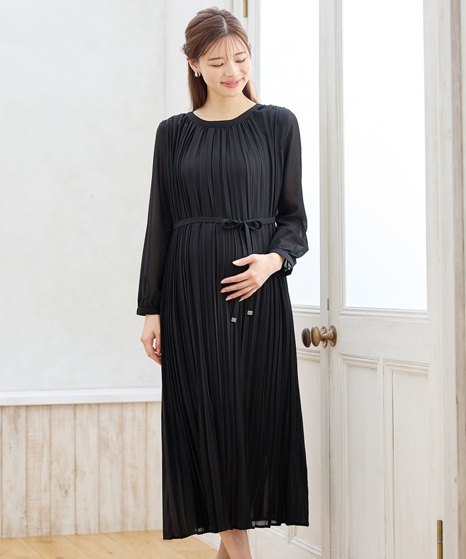 梨地シフォンプリーツ オケージョンワンピース　¥6,590 （税込）