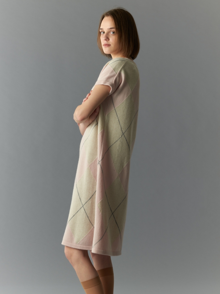 49AV JUNKO SHIMADA 2025AW COLLECTION vol.2 の服を着用しているモデル画像09