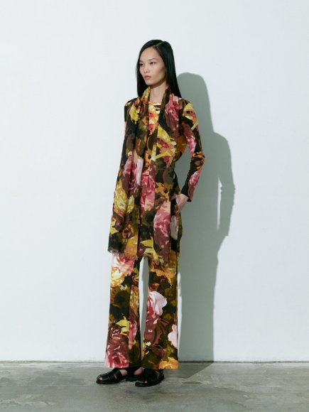 ブラン系の模様のPullover、Pants、Stoleを着用している女性の画像