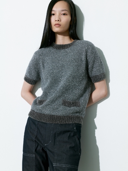 グレー色のPulloverと黒色のPantsを着用している女性の画像