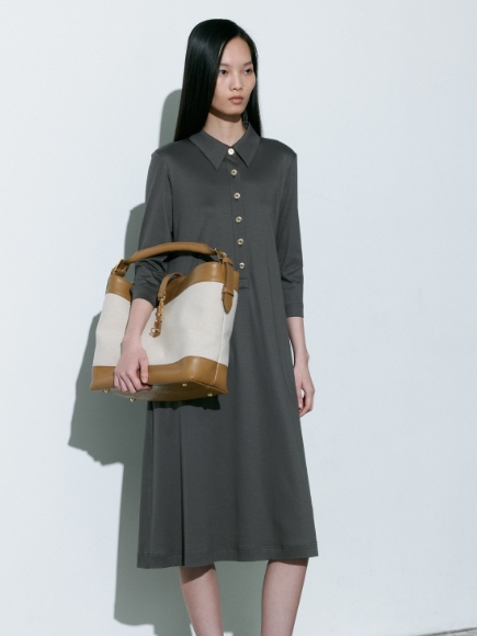 グレー色のDress、キャンバス生地のBagを着用している女性の画像