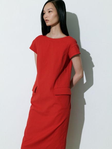 赤色のDressを着用している女性の画像