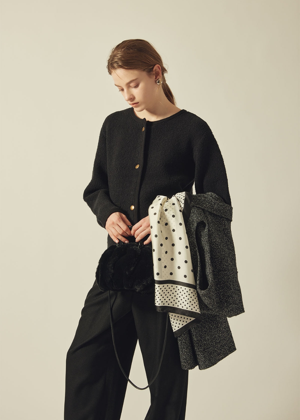 2025 AW COLLECTIONの洋服を着用している女性モデルの画像14