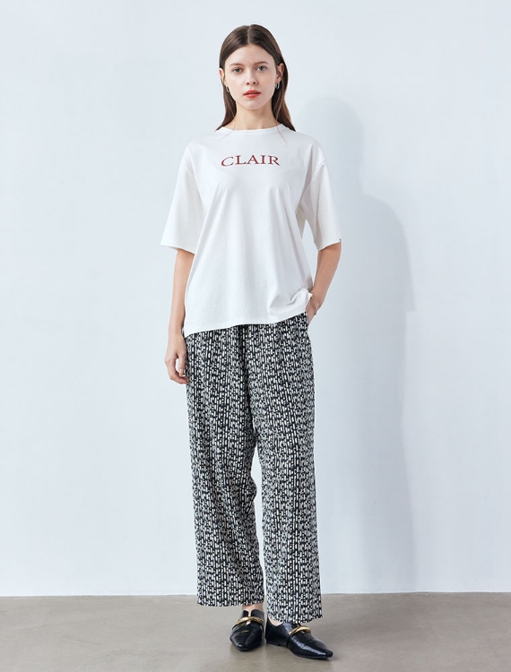 LE SOUK HOLIDAY 2026 Spring and Summer T-shirt＆Pantsを着用した女性の画像
