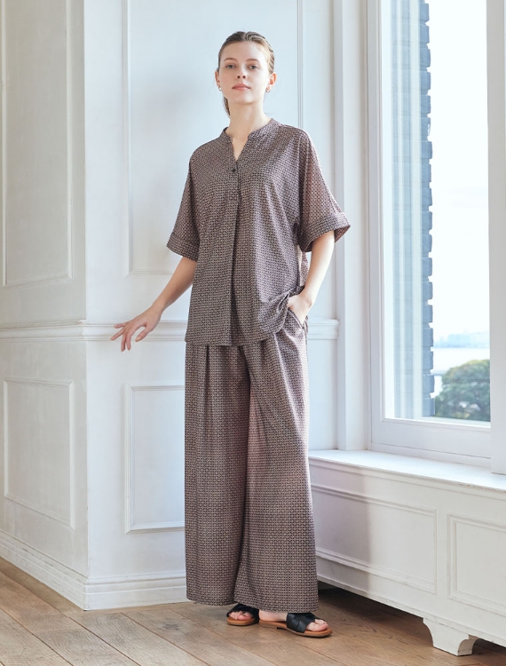LE SOUK HOLIDAY 2026 Spring and Summer Shirt＆Pantsを着用した女性の画像 01