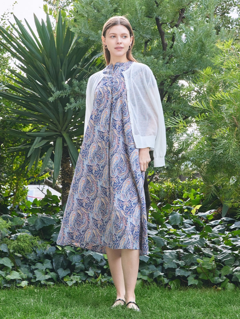 LE SOUK HOLIDAY 2026 Spring and Summer Cardigan＆One-pieceを着用した女性の画像
