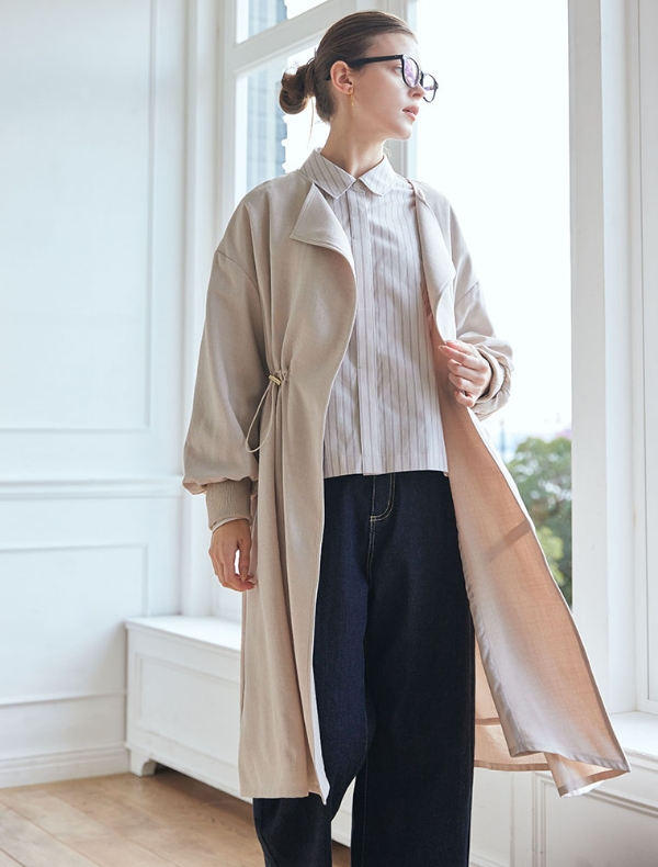 LE SOUK HOLIDAY 2026 Spring and Summer Coat＆Shirt＆Denimを着用した女性の画像