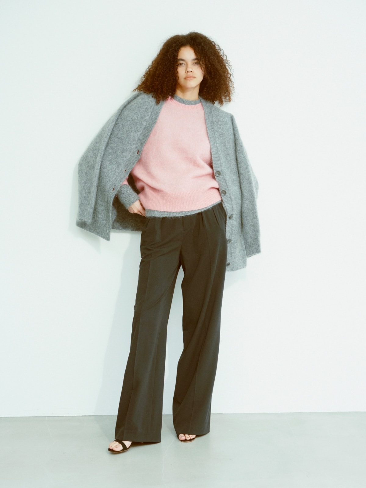 NORC 2023 WINTER COLLECTIONの服を着用している外国人女性モデルの画像07