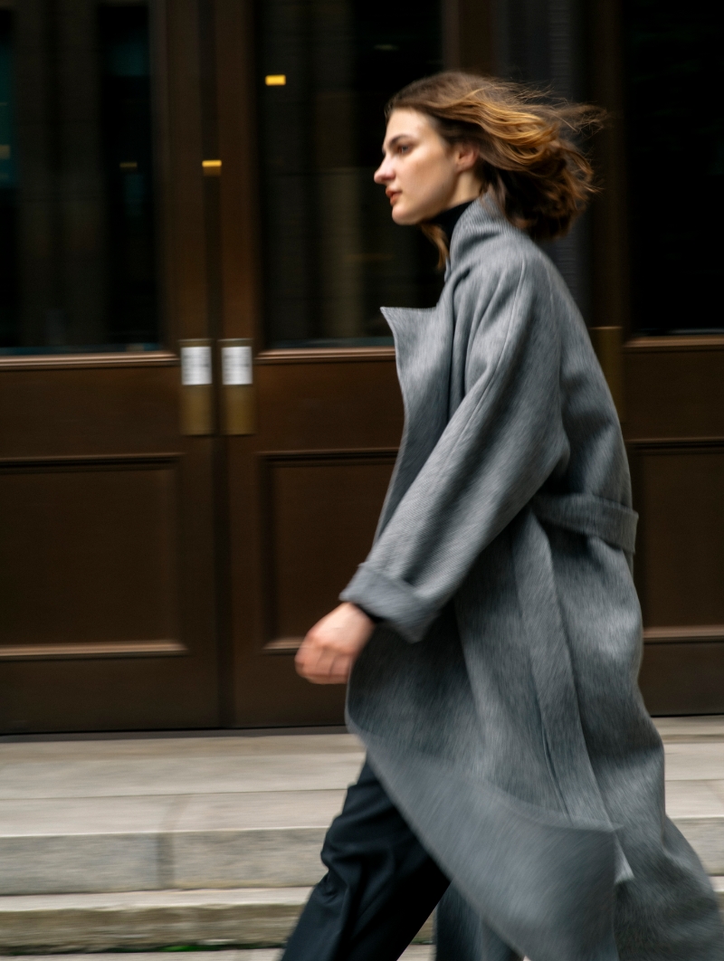 グレーのコート・グレーのニット・ブラックの<FITTING CAMPAIGN対象商品>ウォッシャブル2タックルーミーパンツ【CLEAN MOTION】を着用した女性の画像--4