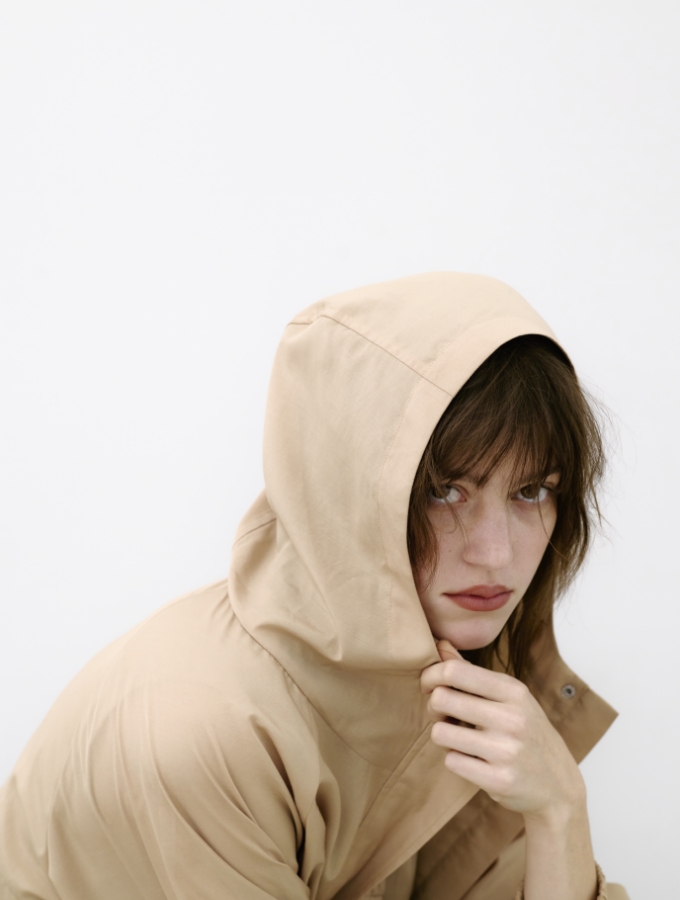 キャメルカラーのBlousonを着用した女性の画像