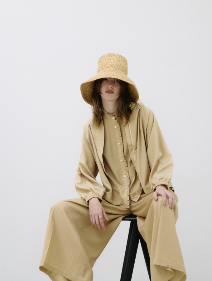 キャメルカラーBlouson、Blouse、Pantsを着用した女性の画像01