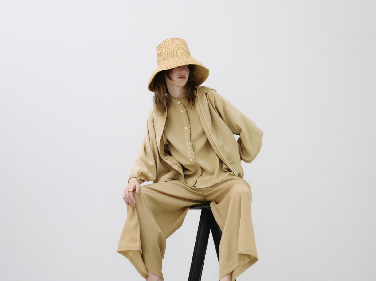キャメルカラーBlouson、Blouse、Pantsを着用した女性の画像02